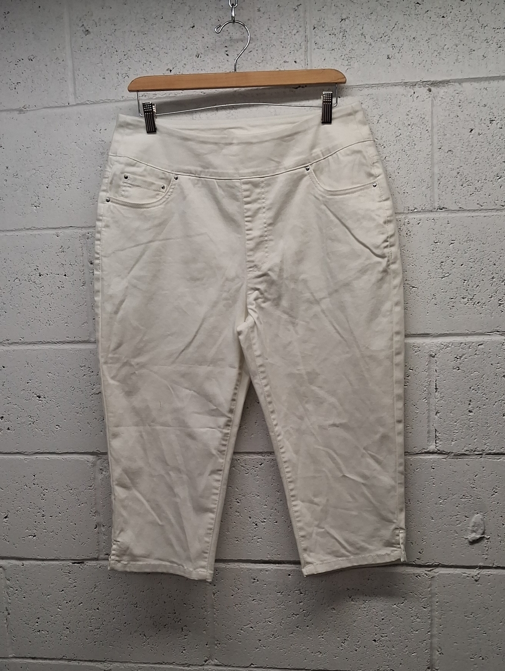 NWOT Women's Blair White Comfort Stretch Capri's